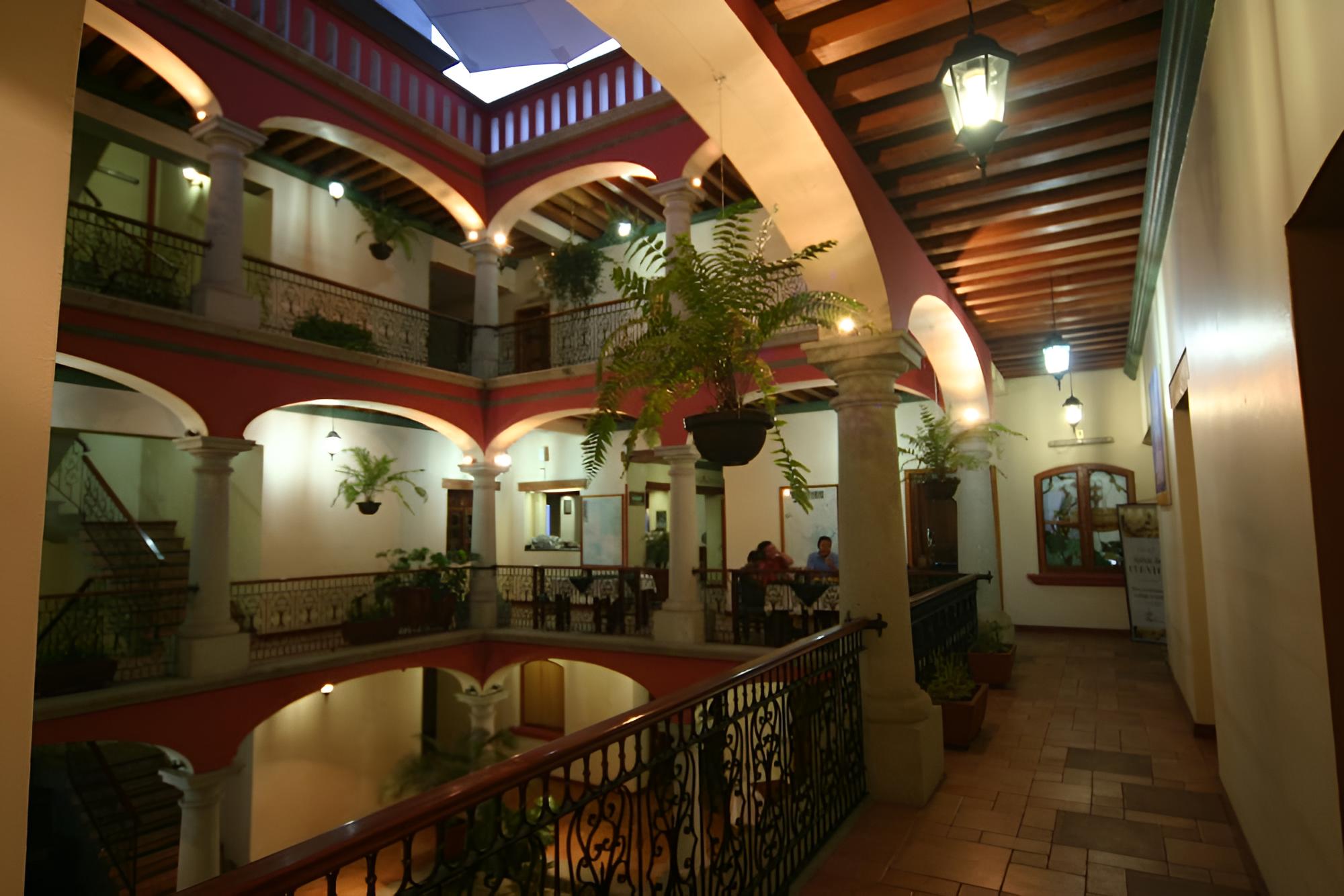 Hotel Cantera Real