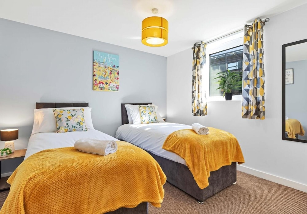 Central Garden View Modern 2 Bedroom 2 Bathroom Apartment Balcony view 4