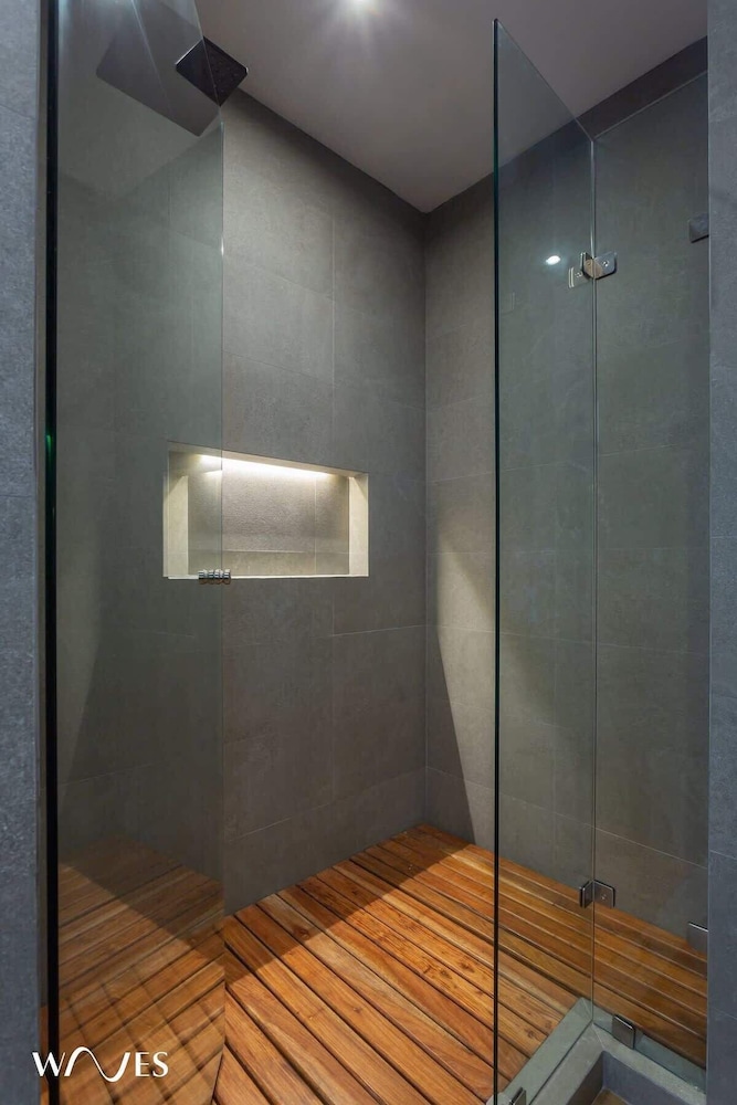 1 Br. W/park Views in Condo W/gym + Sauna + Steam