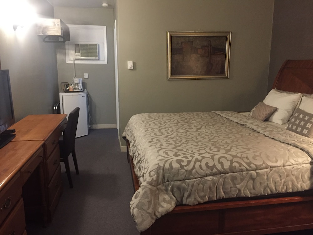 Greenside motel