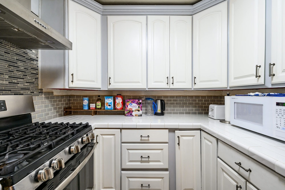 Near ONT Ontario Oasis Designer Home w Garden Park