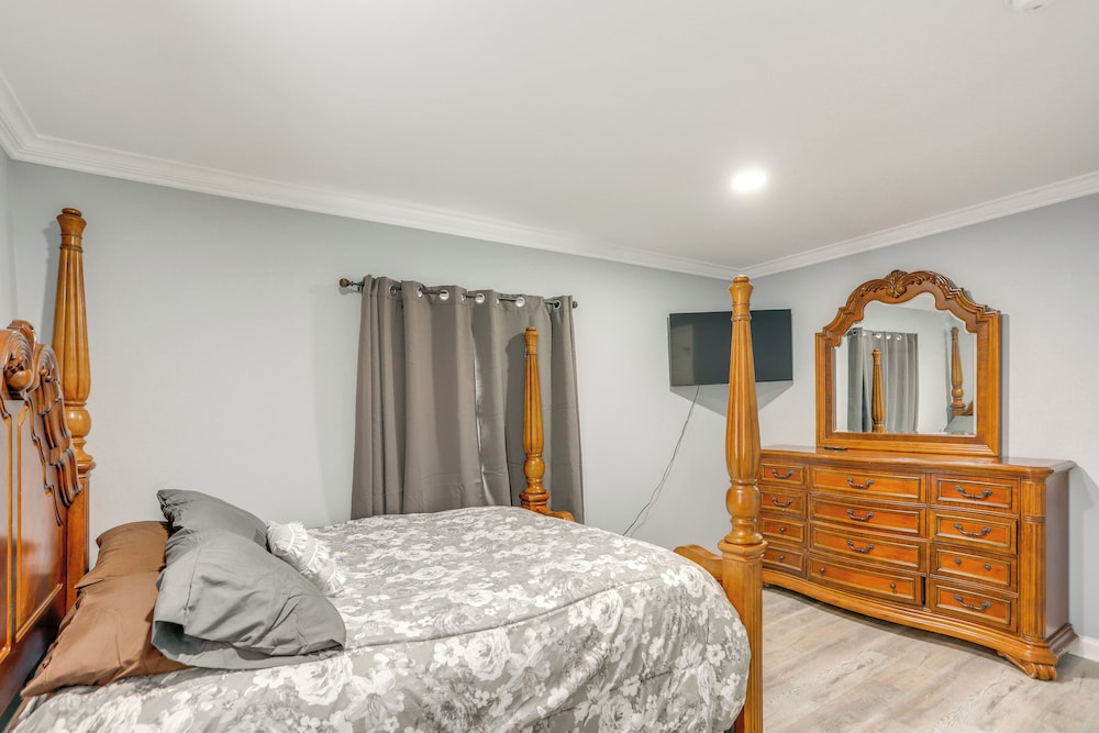 7 Mi to Cedar Point: Retreat w/ Hot Tub & Gazebo