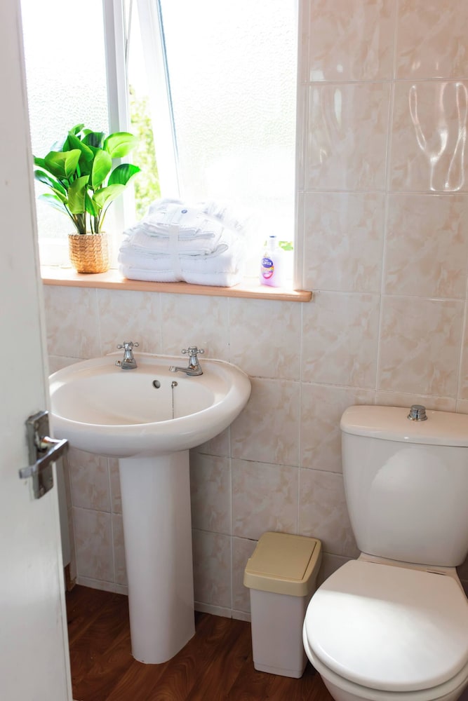 Cozy 3 Bedroom Home in Leeds, Perfect for Families and Groups