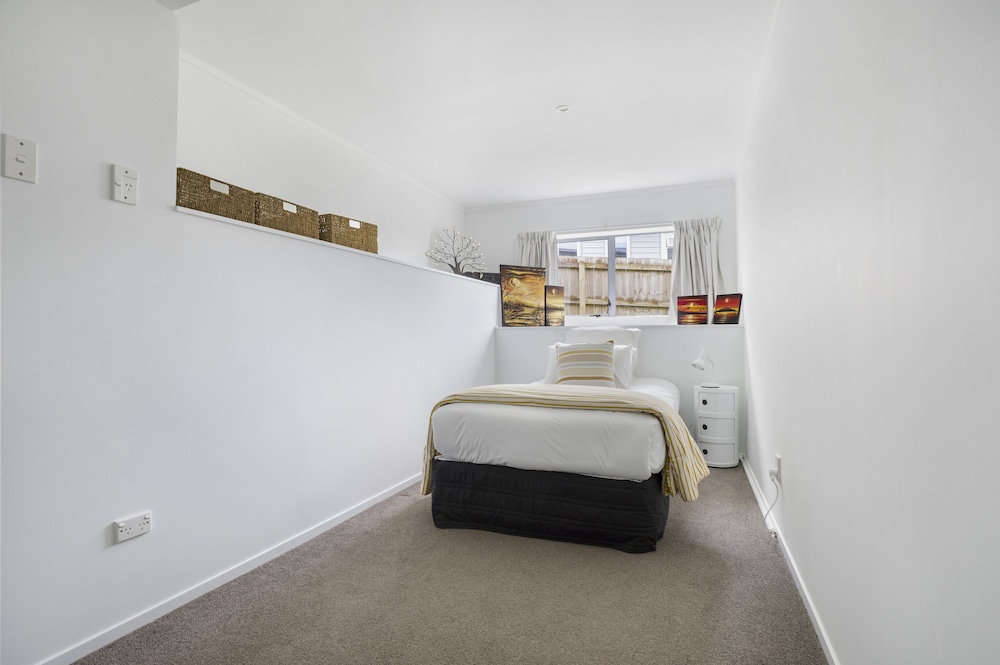 Bright 3-Bedroom Unit - WiFi & Parking view 3