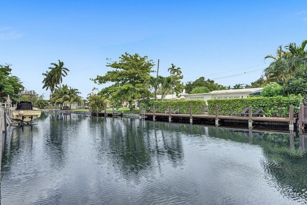 New Waterfront Oasis, Minutes to Beach, Eats, Shops