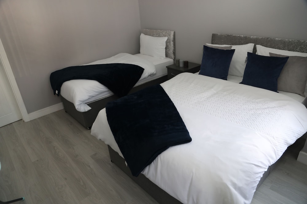 Apt - Sleeps 3 - Parking - Stn Close