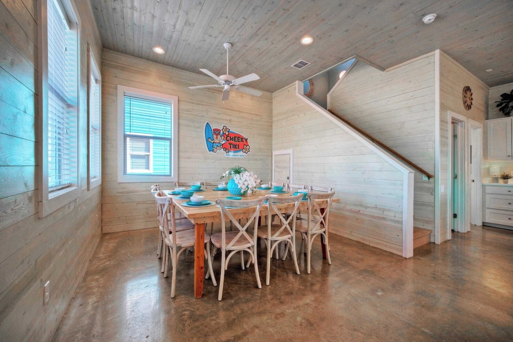 Sleeps 24, 2 Homes Pool, Backyard Tiki Bar, Fire Pit, Cornhole Walk to Beach