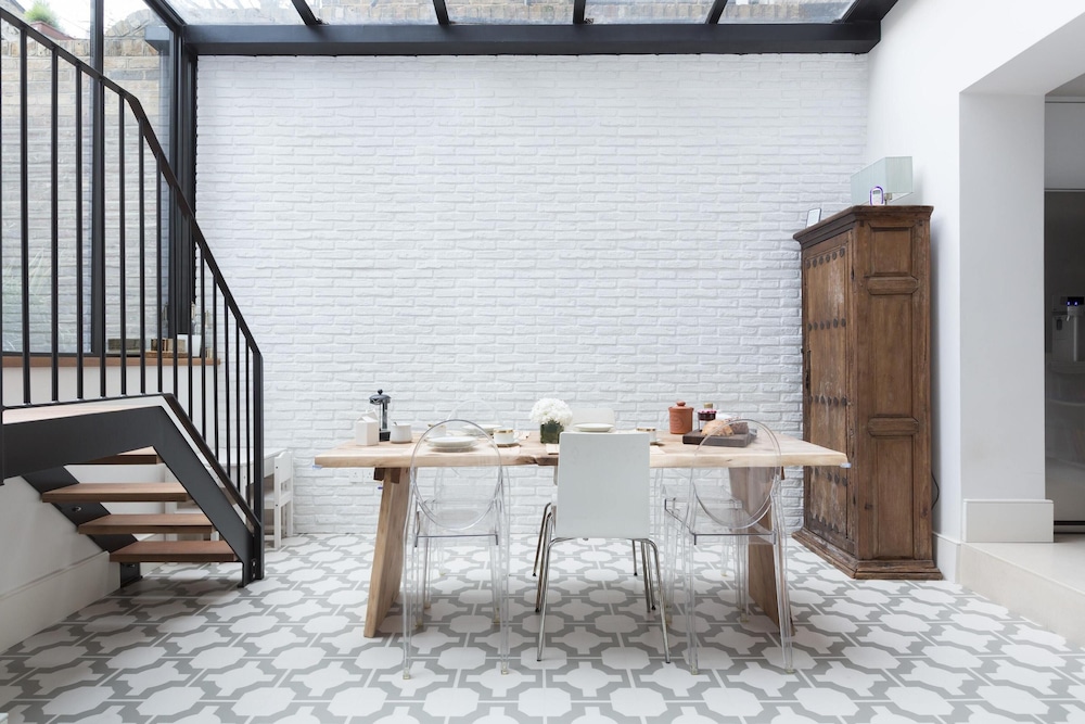 Warwick Gardens II by Onefinestay