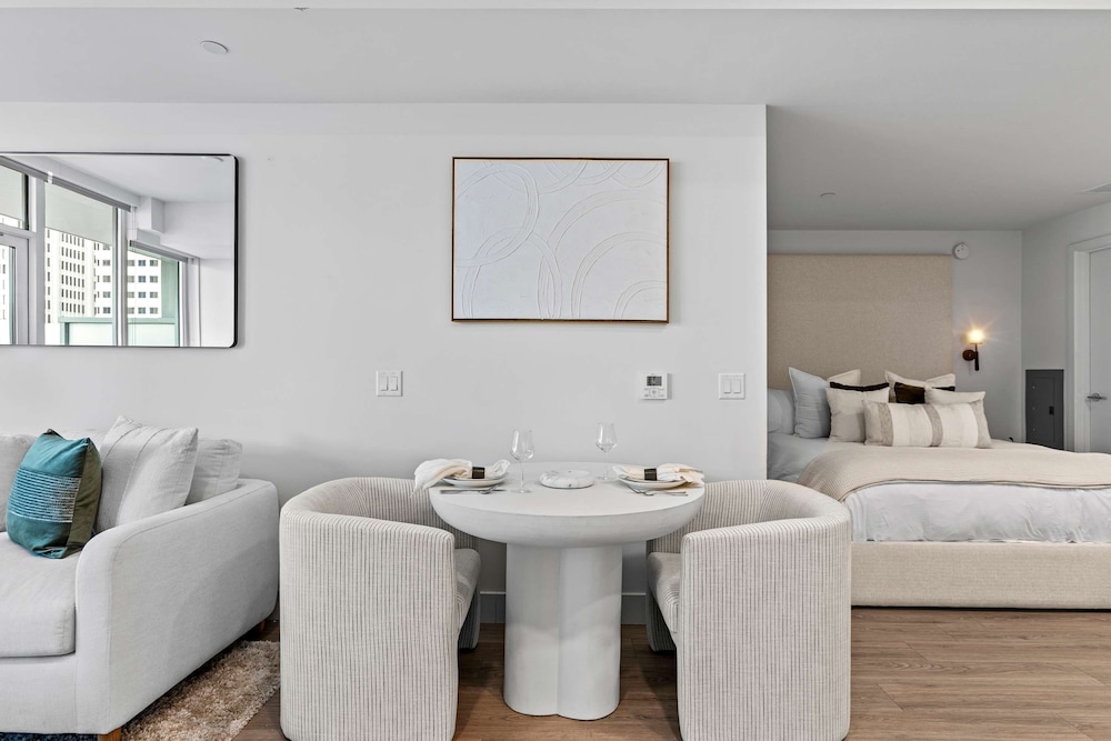 NEW Downtown Luxe King Suite Sauna Pool Access