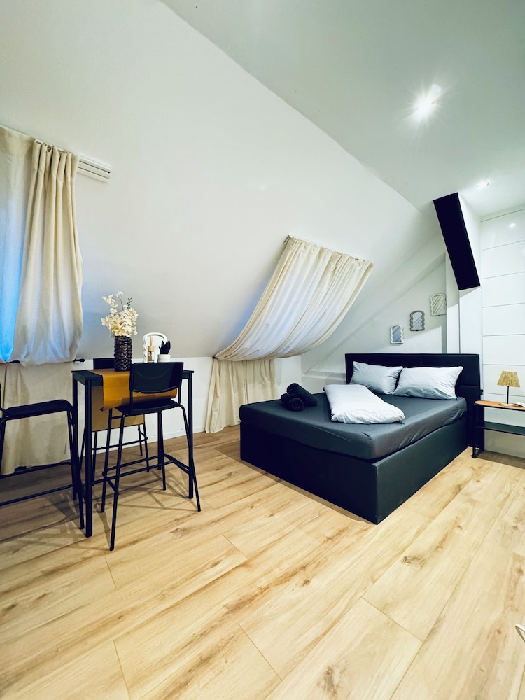 Comfortable 5 BR Apt near Schonbrunn