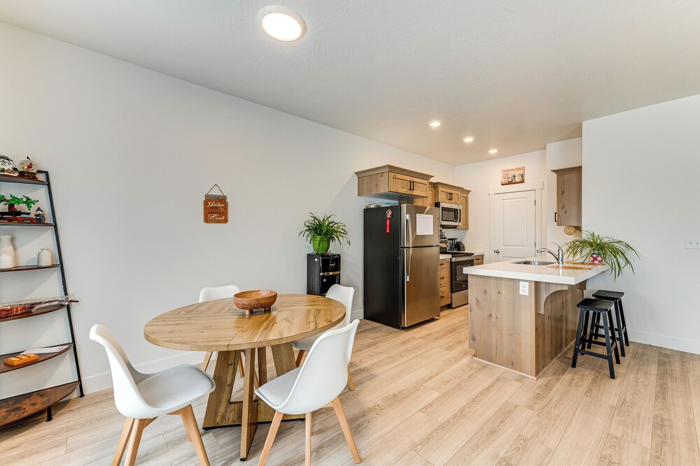 5 Mi to Trails: Townhome in Eagle Mountain