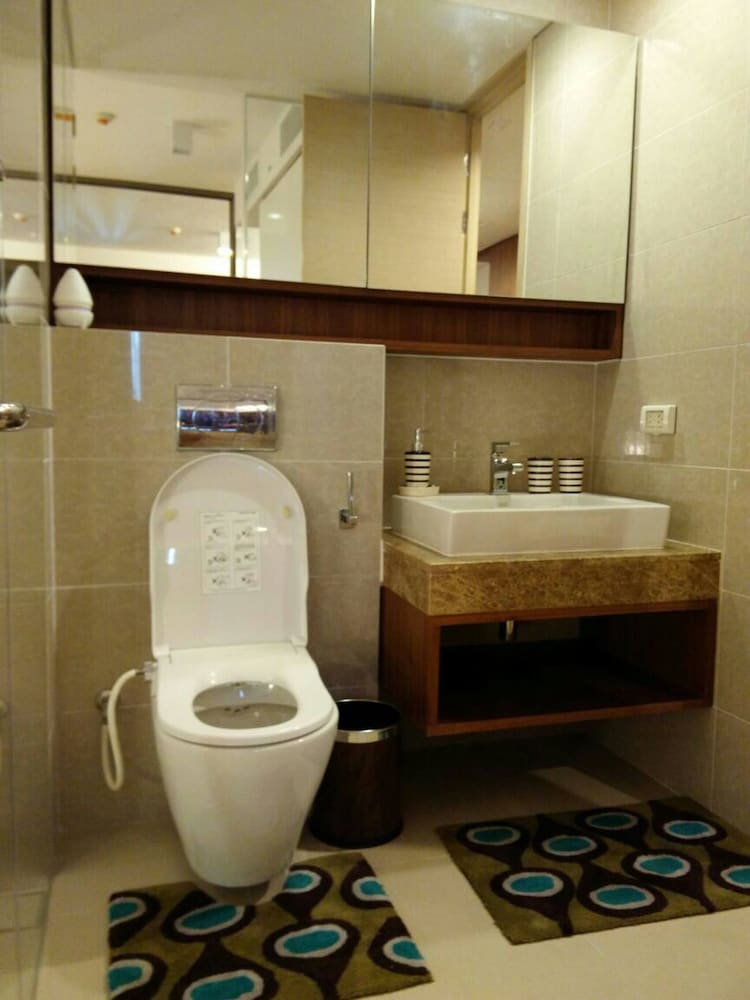 S39- 1 Bedroom Downtown Apt With Balcony and Pool