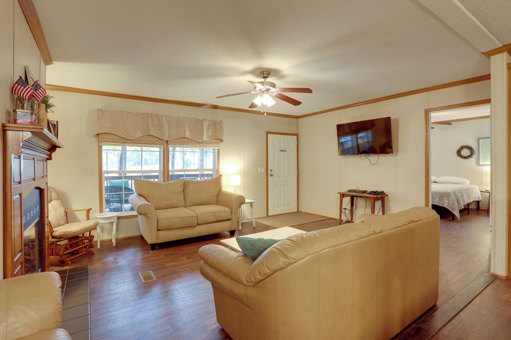 Greers Ferry Lake Access: Cabin w/ Boat Slip!