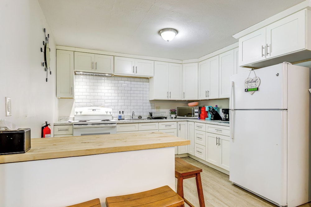 10 Mi to Hartford: Family Home w/ Yard