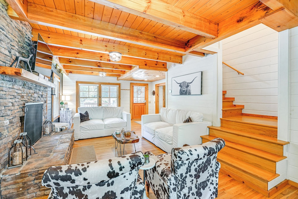 Cashiers Cottage w/ Screened Porch & Trail Access!