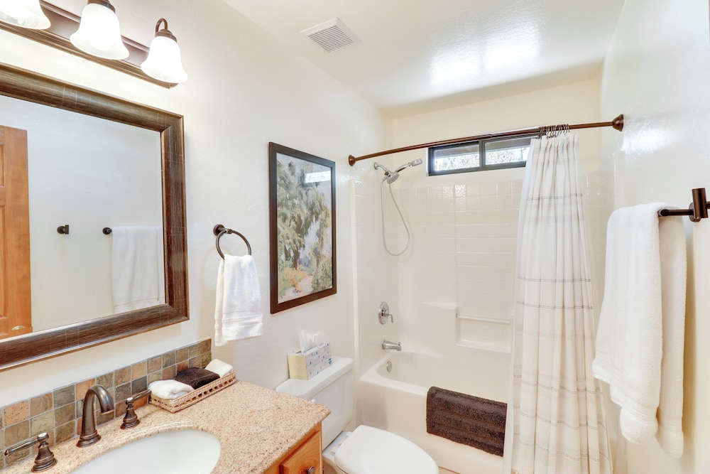 Pet-friendly Show Low Cabin w/ Patio & Gas Grill!