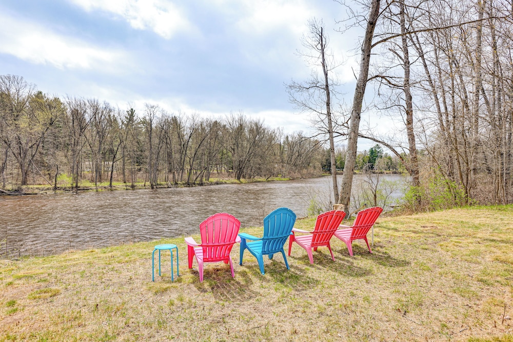 4 Mi to Snowmobile Trails: Muskegon River Retreat