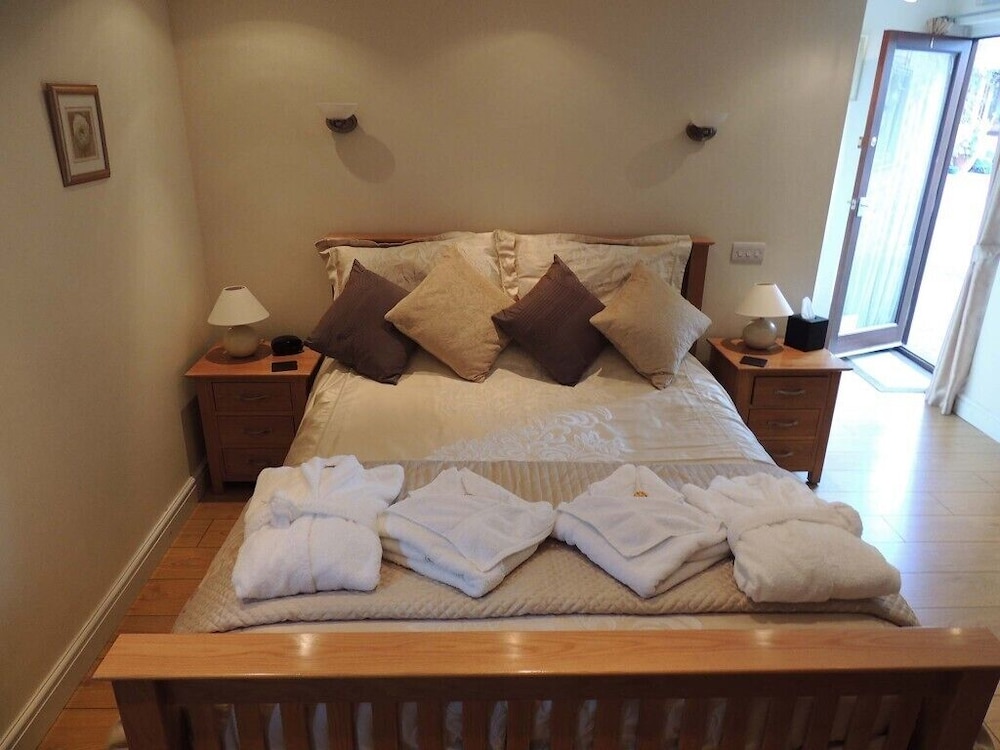 Worcester Vacations - The Manor Coach House - Property Image 5