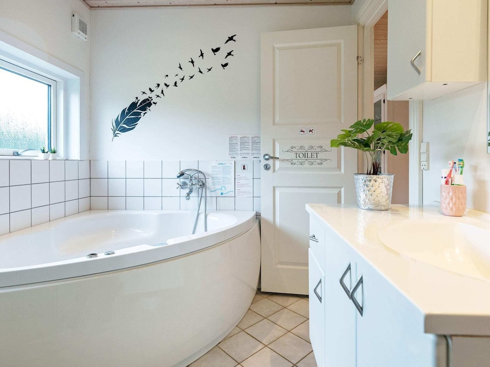 9 Person Holiday Home in Humble view 2