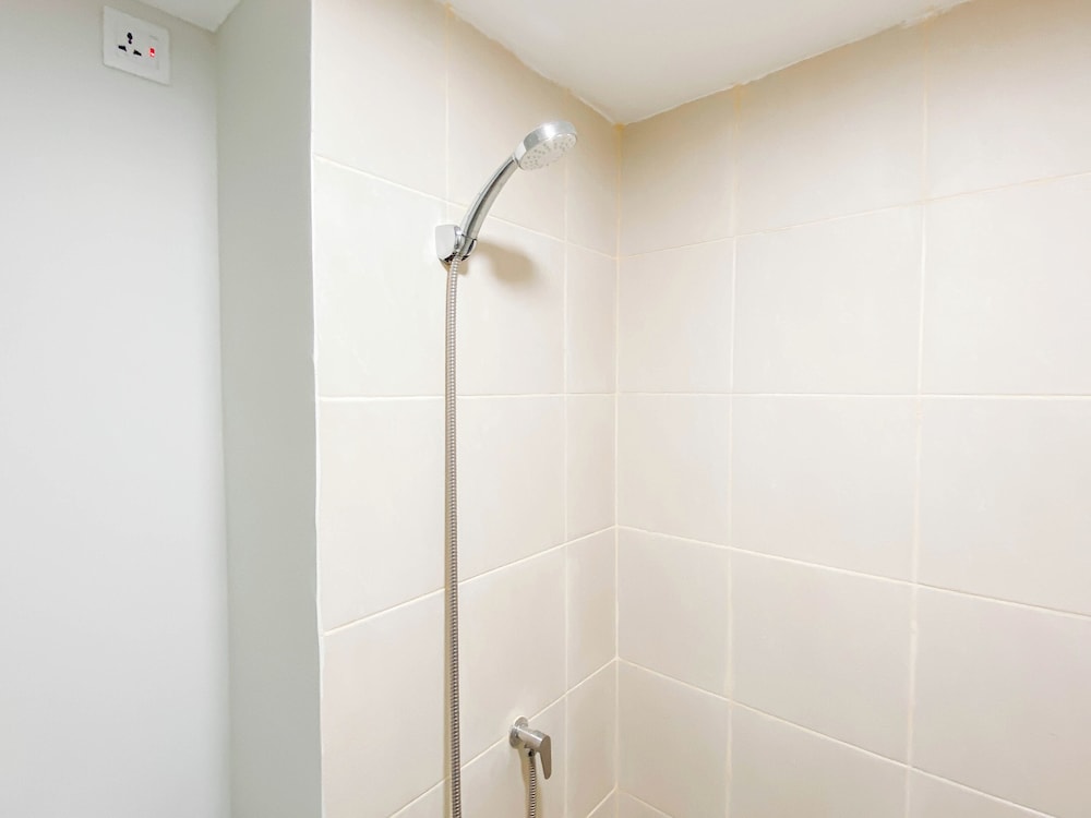 White Accent Studio At Apartment Meikarta Near Paramadina University