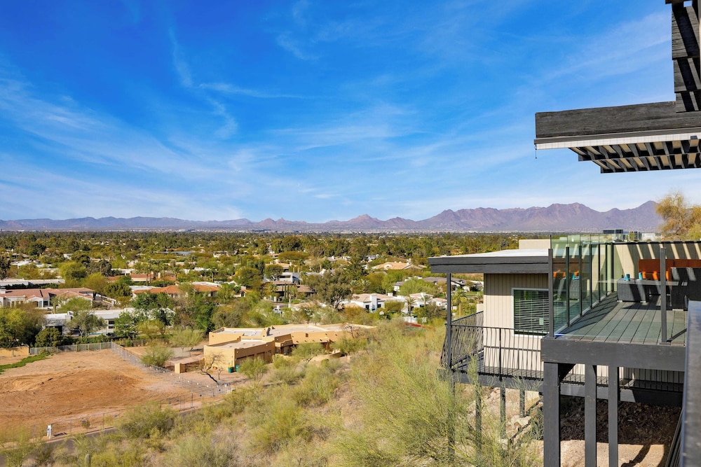 Panoramic Views, Private Pool, Patio Lounge w/ Firepit Royal Palm by Avantstay