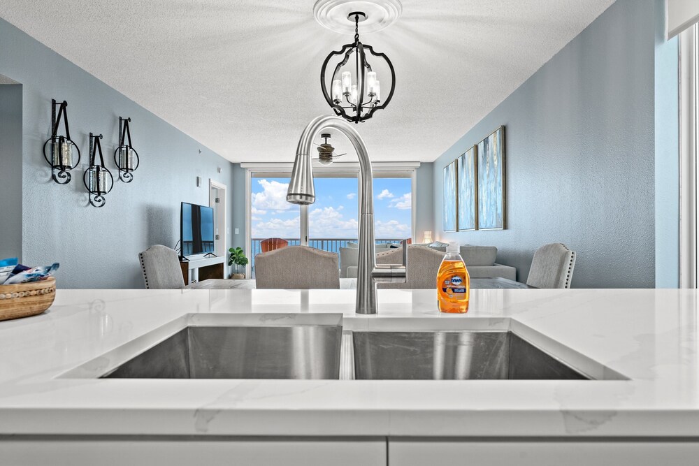 Shoreline Serenity by Avantstay Beachfront + Views!