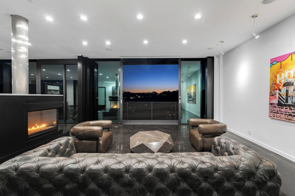 Glass Mansion - Chic Glass Villa in LA Hills With Views, Style & Serenity