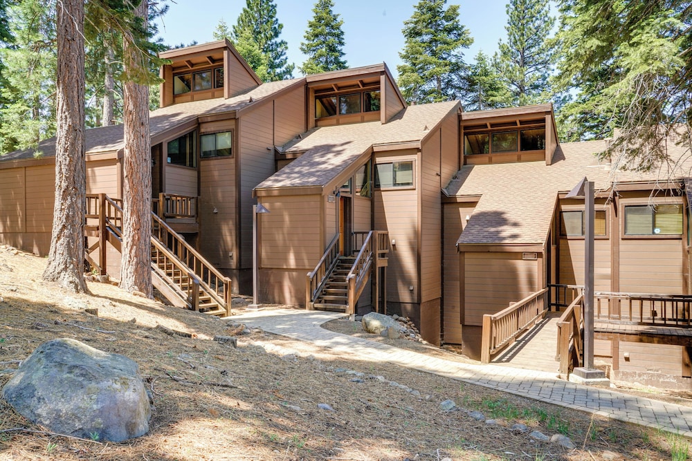 8 Mi to North Tahoe Beach: Truckee Resort Condo