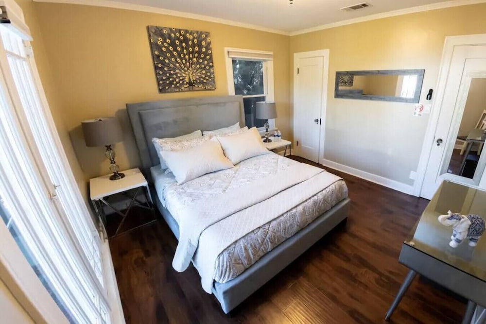 Updated 2BR House in Glendale With Private Fenced Yard Parking p2