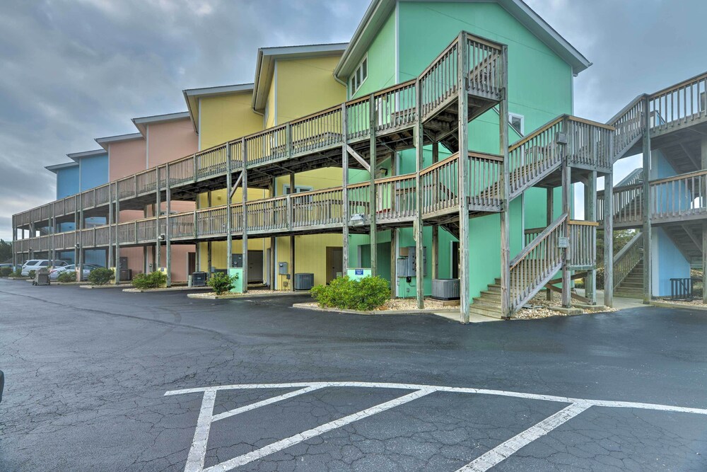 Bright Emerald Isle Condo w/ Private Beach Access!