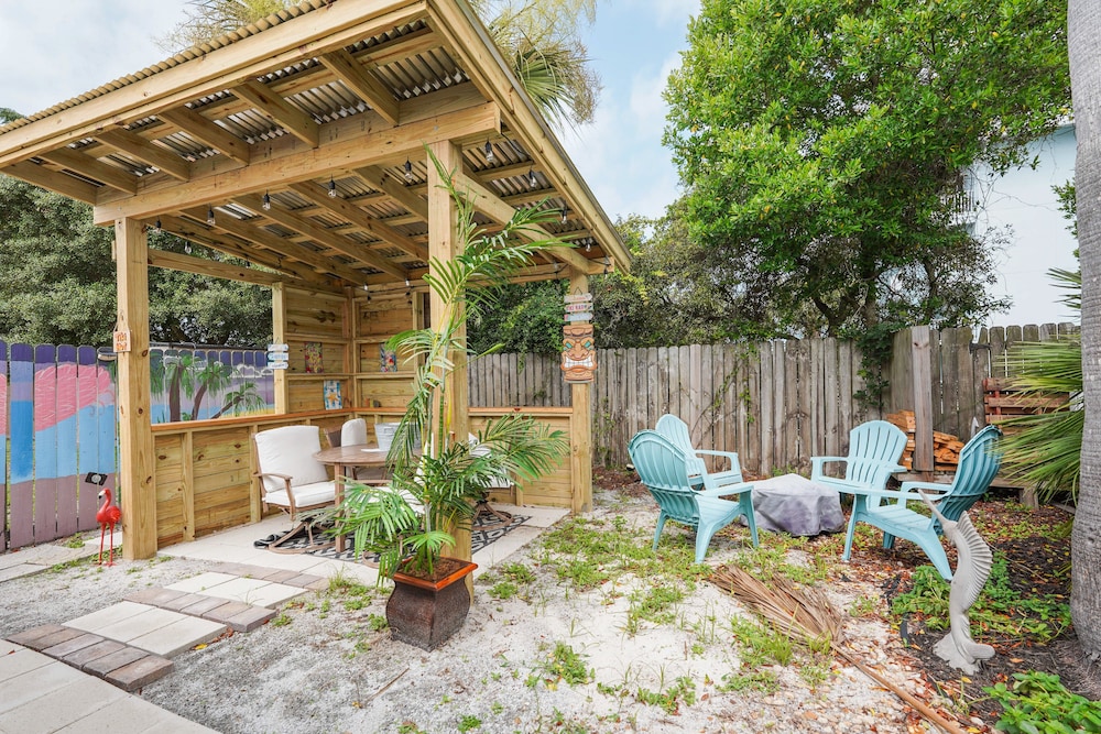 Breezy PCB Vacation Rental w/ Lanai, Walk to Ocean