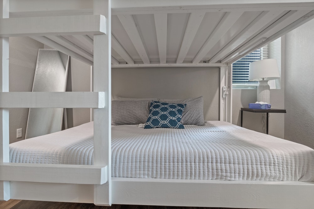 Our Cove Retreat - Perfect for Wave-free Swimming, Tanning & Prime Location Fun!