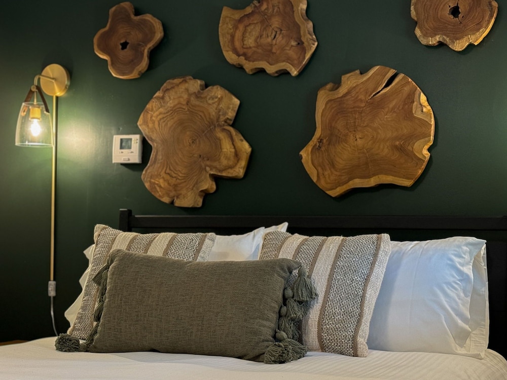The Aurora Inn & Cottages