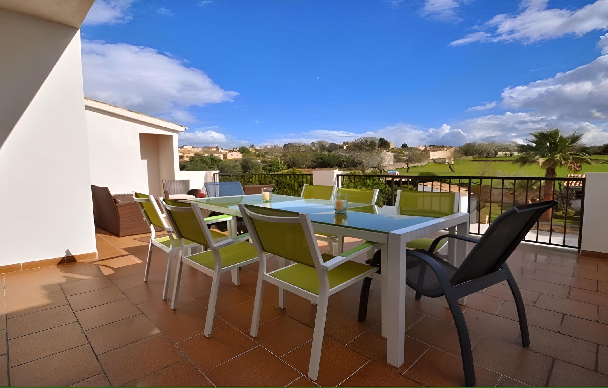 Llubi Pool and Views