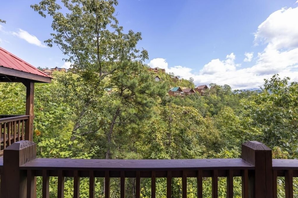 Soaring Spirit - 5 Bedrooms, 5 Baths, Sleeps 18 Home by RedAwning