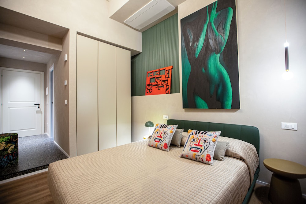 Reverse Art Hotel