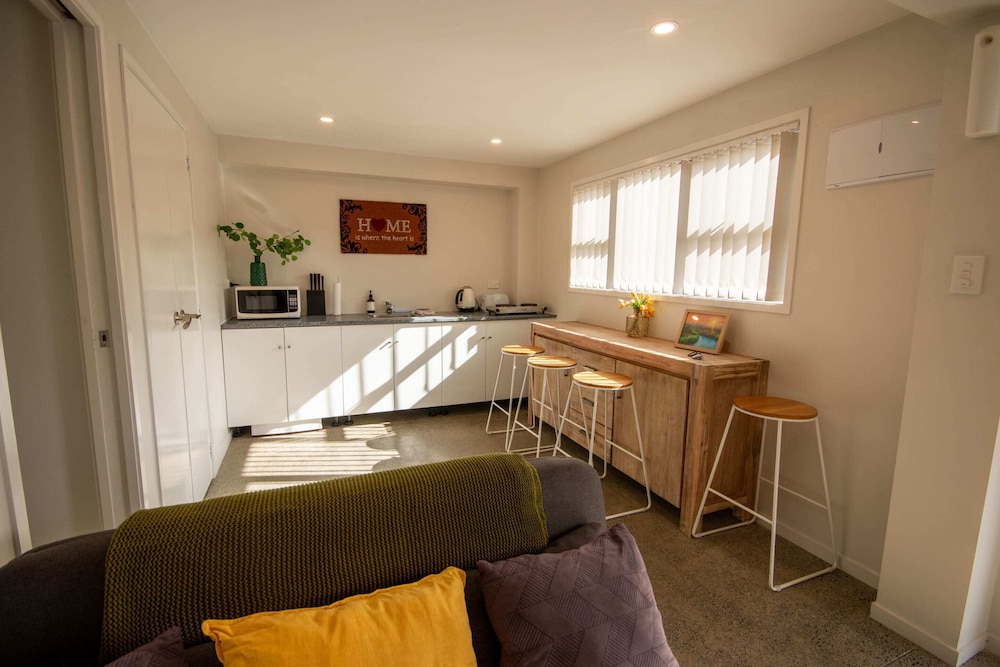 Centrally Located 1 Bedroom Apartment in Auckland view 5