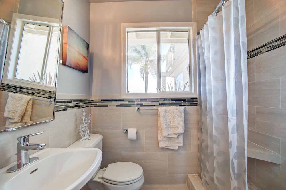 4 Br Waterfront , Private Beach 4 Bedroom Home by RedAwning