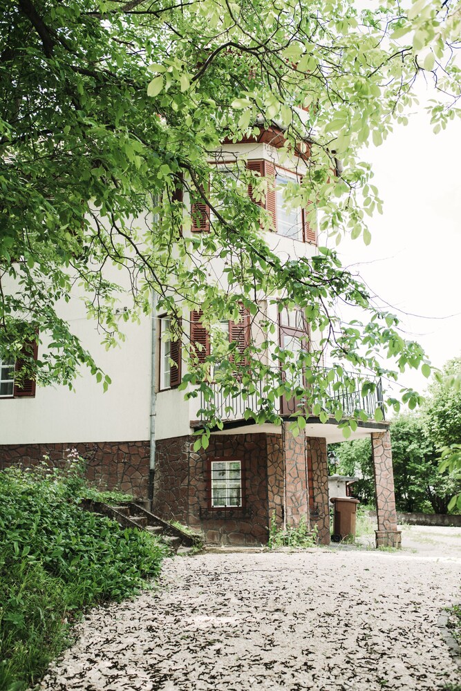 Iezer Residence