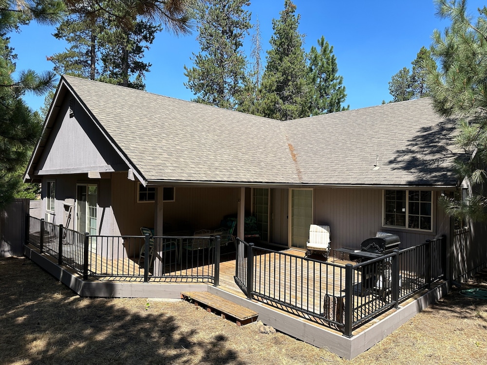 Pet-Friendly 13 Ollalie Home features Double Car Garage by RedAwning view 4