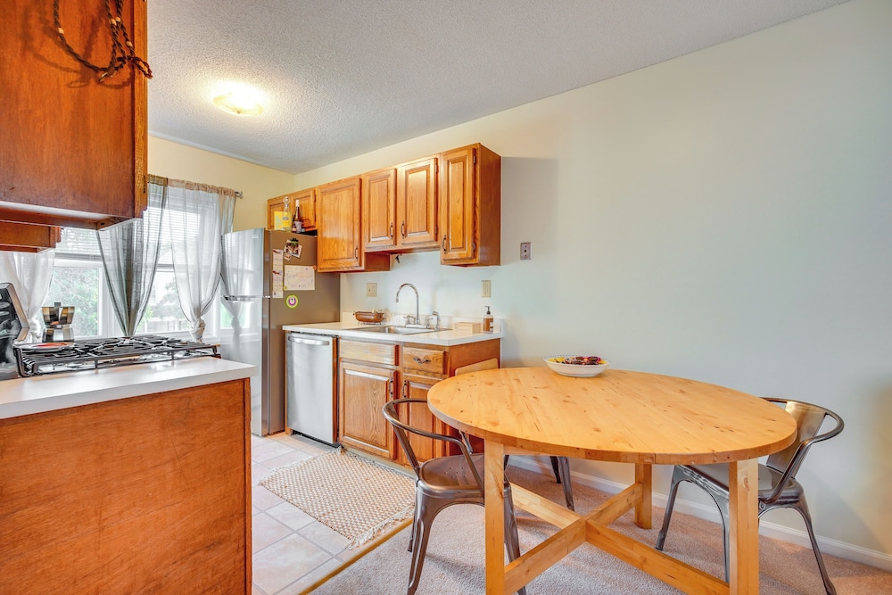 2 Blocks to Beach: Walkable Woodmont Village Home