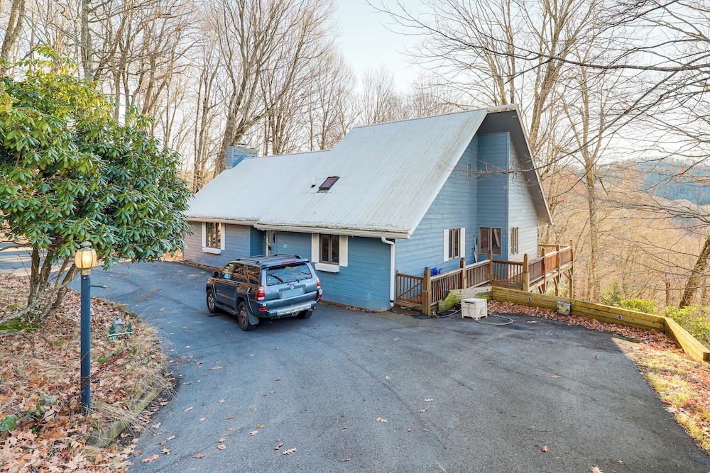 2 Mi to Ski Slopes! Mtn-view Home in Mars Hill
