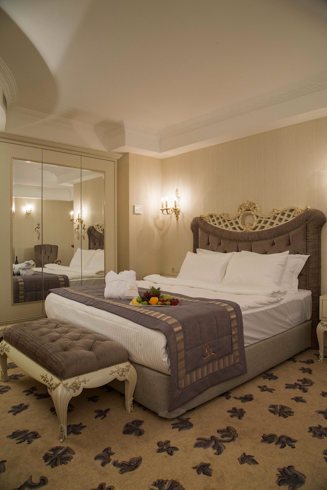 Cassiel Otel - Image 24