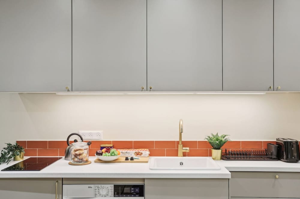 Ganneron in Paris With 1 Bedrooms and 1 Bathrooms