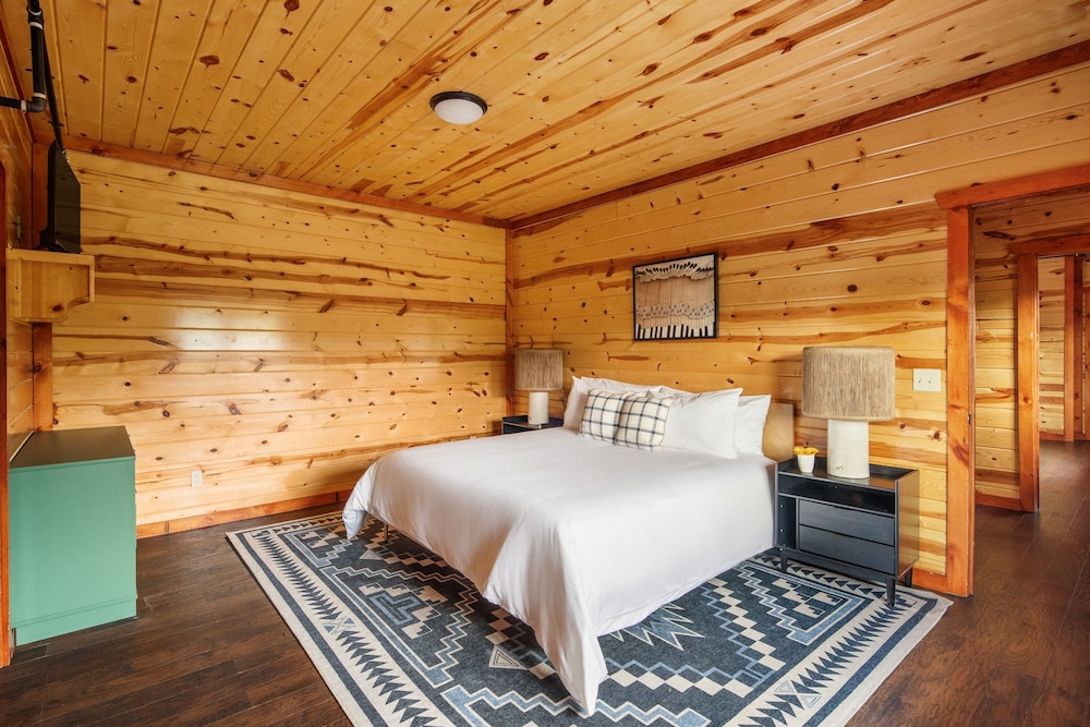 Smoky Ridge Newly Renovated Cabin w Indoor Pool Game Room Theater
