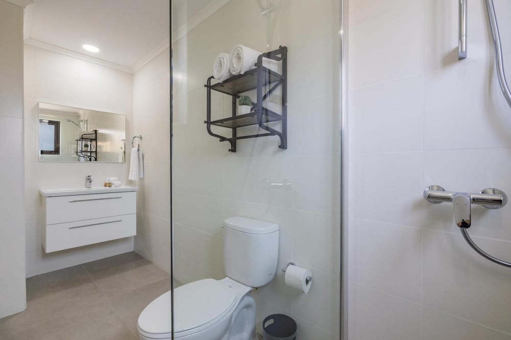 NEW Modern 2 Bedroom Townhome Gold Coast