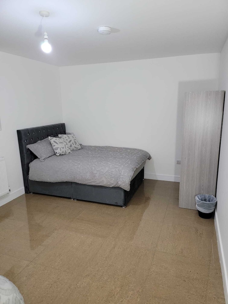 Stunning 2-bed Apartment in Manchester Built 2023 view 3