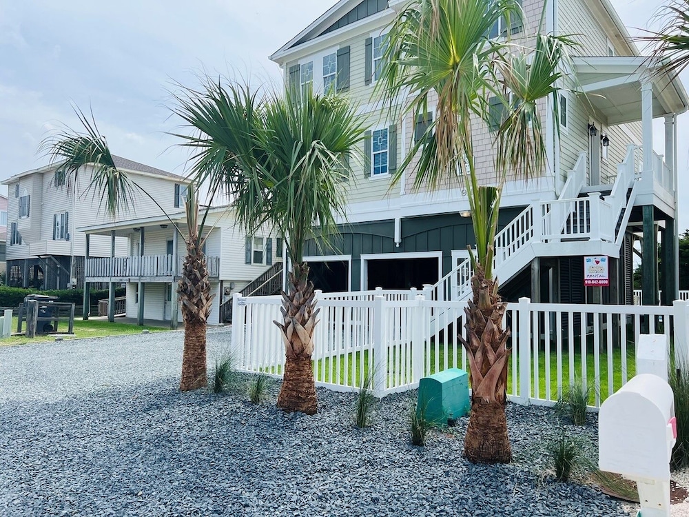 R & R By The Sea 4 Bedroom Home by RedAwning