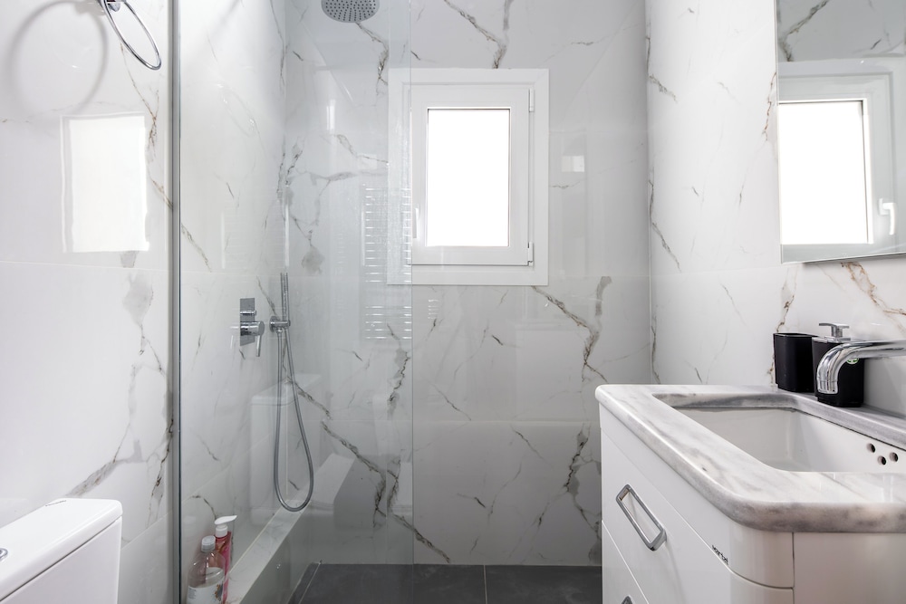 Zephyr 3-Bedroom Apartment in Athens