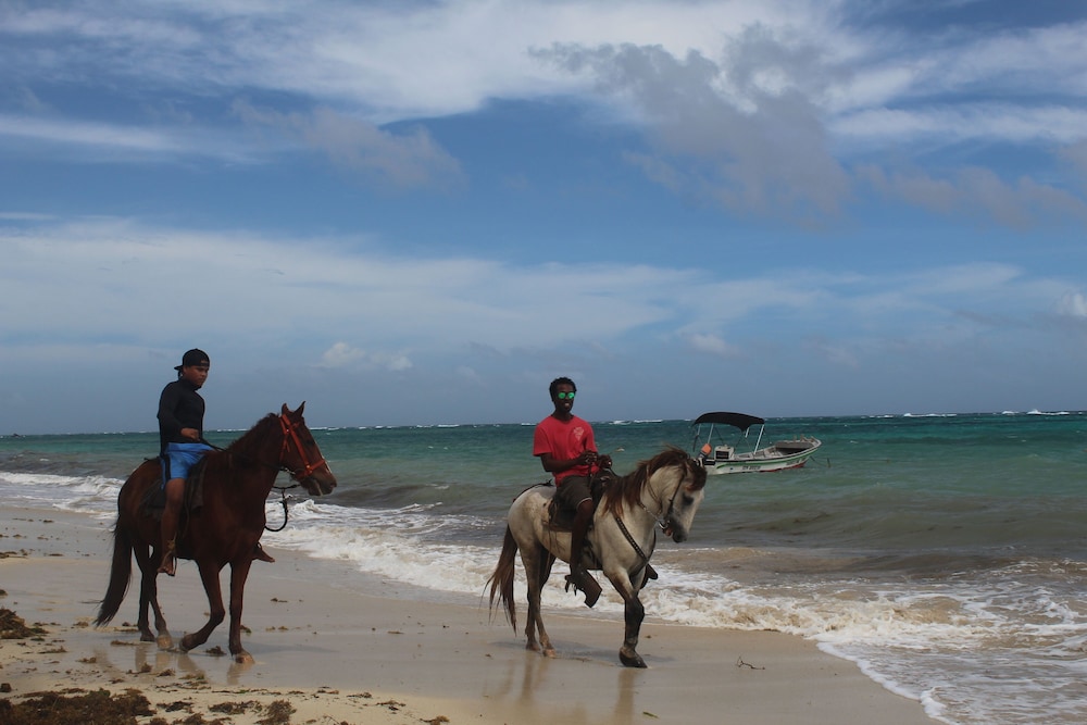 Little Corn Beach and Bungalow - Photo 10